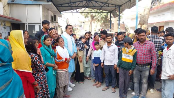 लापता युवक की तलाश के लिए लोगोें ने कोतवाली में किया प्रदर्शन, पुलिस ने दर्ज किया मुकदमा