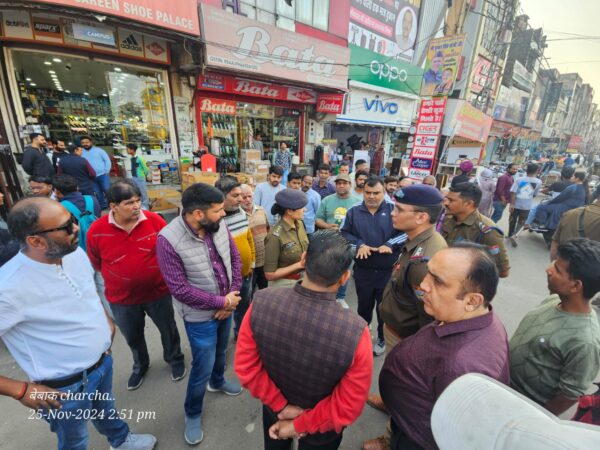 सोमवार बाजार में फड़ व्यापारियों का पुलिस ने किया सत्यापन, पुलिस को देख भागे कुछ व्यापारी।