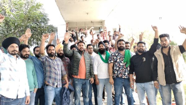 ग्रामीणों ने माइनिंग पट्टे की जेसीबी, पॉकलेन मशीन से खुदाई का किया विरोध, जिलाधाकारी को सौंपा ज्ञापन।