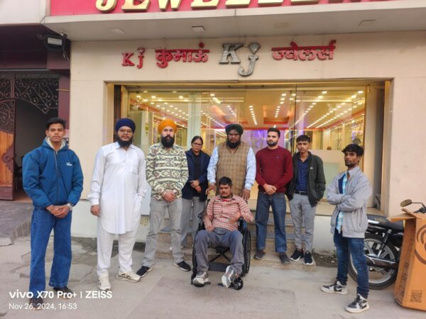 श्री गुरूरामदास जी सेवा ट्रस्ट ने पीलीभीत के सोमपाल को दान की 18वीं व्हीलचेयर।