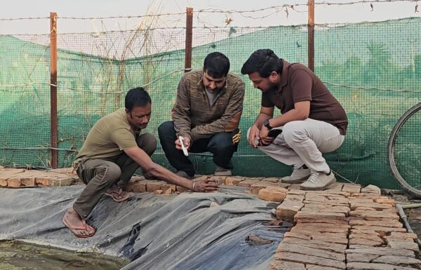 उत्तराखंड में पहली बार मोती की खेती कर रहे फौज से रिटायर पहाड़ के बलवीर सिंह खाती