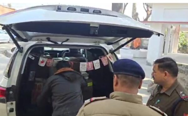 पुलिस ने  लग्जरी कार से पकड़ी 20 पेटी अवैध शराब