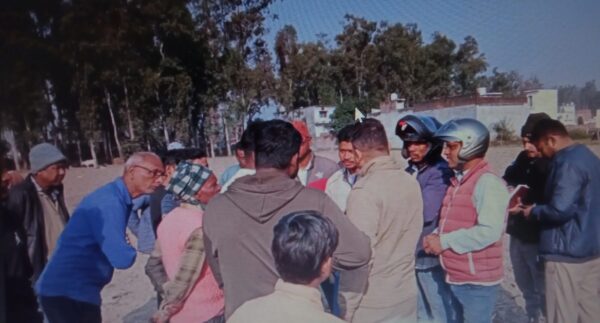 रेलवे ट्रैक पर पेट्रोलिंग कर रहे दो कर्मचारियों की ट्रेन की चपेट में आने से मौत