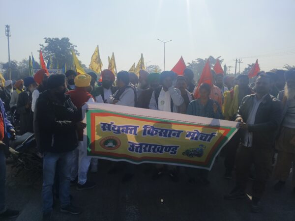 संयुक्त किसान मोर्चा के किसानों ने फिर भरी हुंकार, मांगो को लेकर जिलाधिकारी को सौंपा ज्ञापन।