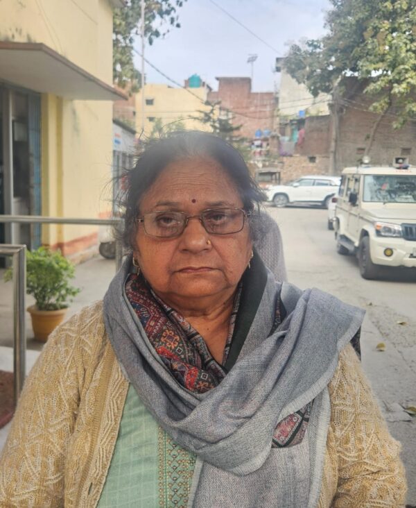 नाटकीय ढंग से सम्मोहित कर बुजुर्ग महिला के सोने के जेवरात उड़ाए