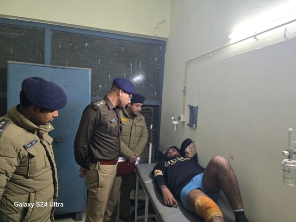 मुठभेड़ में बदमाश के पैर पर लगी गोली, तमंचा और नशीला पदार्थ बरामद