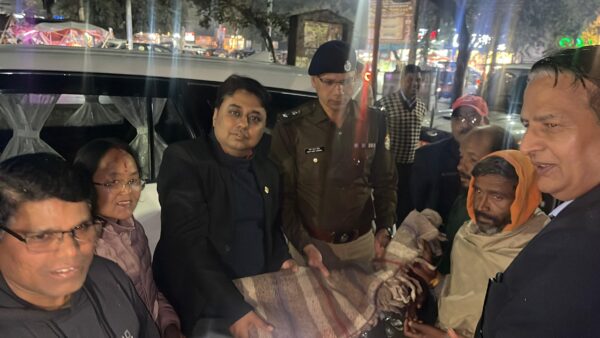 जिलाधिकारी नितिन भदौरिया ने रैन बसेरों और अलाव की व्यवस्थाओं का किया निरीक्षण, जरूरतमंदो को बांटे कंबल