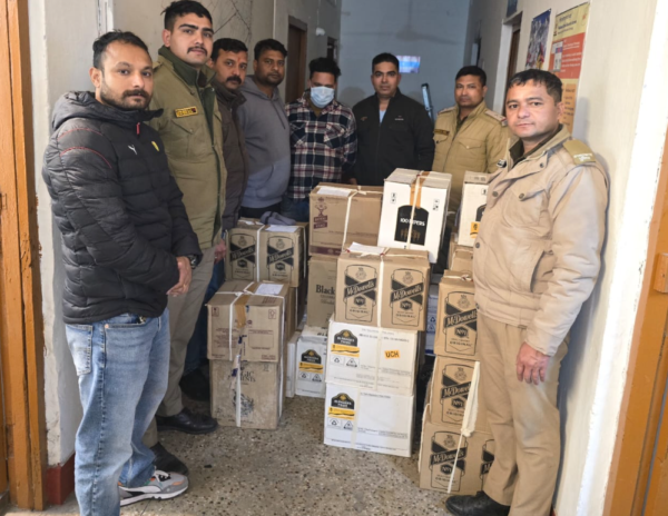 पुलिस ने 27 पेटी अवैध अंग्रेजी शराब के साथ तस्कर को दबोचा