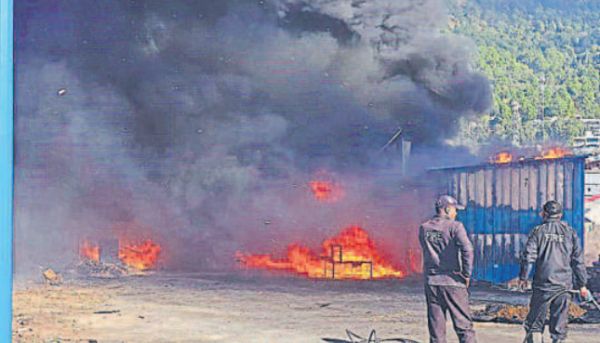 भीमताल फैक्ट्री में लगी भीषण आग, कर्मचारियों ने भागकर बचाई जान