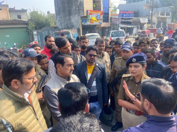 बीती रात ट्रांजिट कैंप में हुए युवक की हत्या पर किच्छा विधायक तिलक राज बेहड़ ने पुलिस के खिलाफ खोला मोर्चा