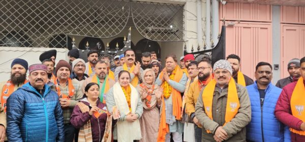 भाजपा ही हिंदुत्व की रक्षकः विकास शर्मा  पूर्व विधायक ठुकराल की माताजी दर्शना रानी से आर्शीवाद लेकर भाजपा प्रत्याशी ने वार्ड 31 मांगे वोट