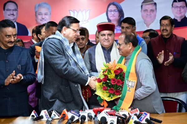 कांग्रेस के प्रदेश उपाध्यक्ष मथुरा दत्त जोशी ने थामा भाजपा का हाथ