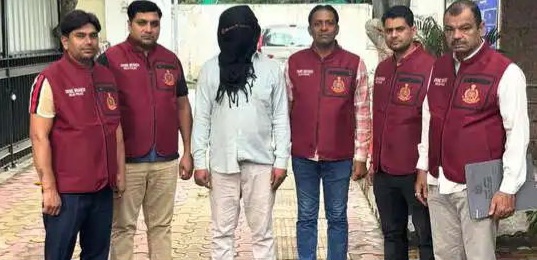 दिल्ली पुलिस की क्राइम ब्रांच, आर.के. पुरम टीम ने एक खौफनाक सीरियल किलर गैंग का भंडाफोड़ करते हुए मास्टरमाइंड अजय लांबा को गिरफ्तार कर लिया है। गिरफ्तारी के साथ ही चार कैब ड्राइवरों की हत्या की गुत्थी सुलझ गई है।