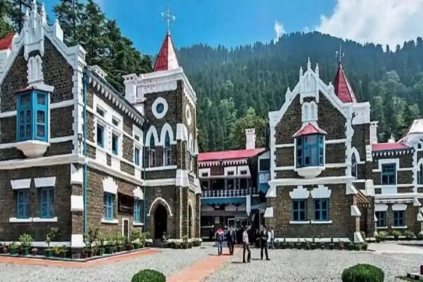 नैनीताल हाईकोर्ट ने ऋषिकेश में एक फर्जी बैंकिंग कारोबार के जरिए सैकड़ों करोड़ रुपये की ठगी करने के गंभीर मामले में राज्य सरकार को गहन अध्ययन कर जांच रिपोर्ट पेश करने के आदेश दिए हैं.