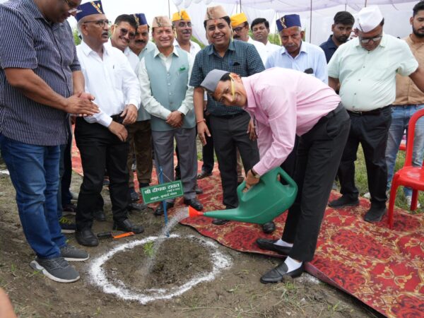 हरेला पर्व पर मंडलायुक्त, जिलाधिकारी एवं कुलपति ने किया पौधरोपण पर्यावरण संरक्षण के प्रति दिया जागरूकता का संदेश