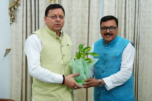 पूर्व विधायक राजेश शुक्ला ने सीएम धामी को हरेला पर्व की शुभकामनाएं दीं, अशोक का पौधा भेंट कर दिया पर्यावरण संरक्षण का संदेश
