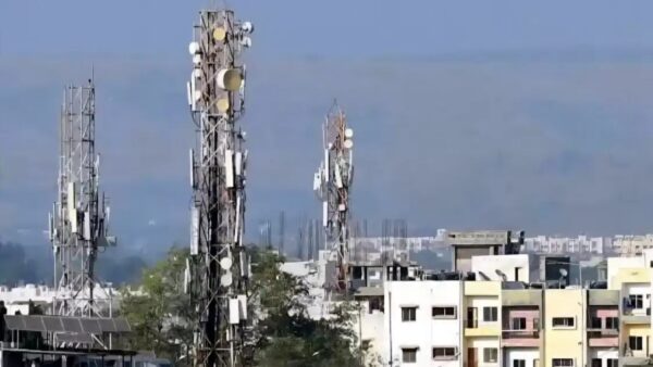 उत्तराखंड की राजधानी देहरादून में जिला प्रशासन ने अवैध मोबाइल टावरों के खिलाफ कड़ा रुख अपनाया है
