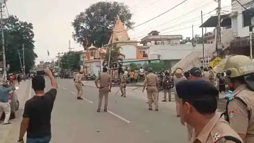 नाबालिग की संदिग्ध मौत की जांच को लेकर प्रदर्शन कर रहे लोगों के चूड़ियां फेंकने से माहौल गरम गया