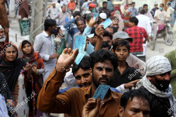 दिनेशपुर: राशन के लिए तरसते लोग, सर्वर डाउन होने से बढ़ी मुश्किलें