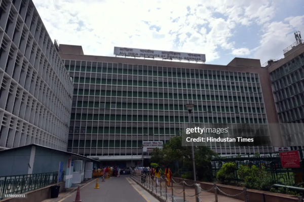 दिल्ली AIIMS में गुंडाराज: जाम हटाने को कहा तो डॉक्टर को कार से कुचला!
